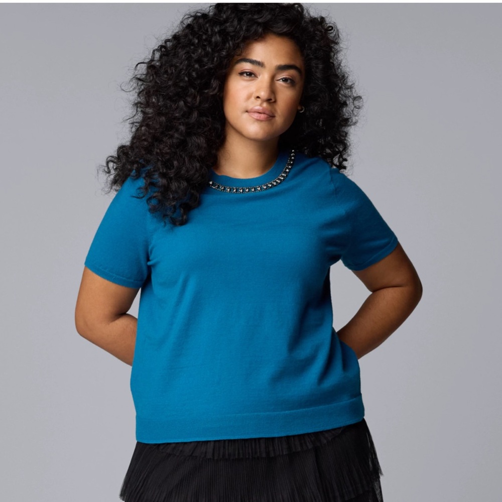 Fitted Blue Short Sleeve Tee with Embellishing Jewelry